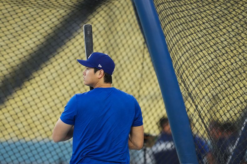 Shohei Ohtani, de los Dodgers de Los Ángeles, se para en la caja de bateo durante una sesión de entrenamiento previo al Juego 3 de la Serie de Campeonato de la Liga Nacional contra los Cerveceros de Milwaukee, el martes 13 de octubre de 2026, en Los Ángeles. (AP Foto/Jae C. Hong)