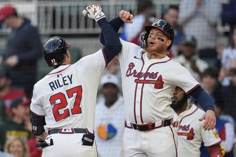 Austin Riley (27), de los Bravos de Atlanta, celebra un jonrón de dos carreras frente a los Dodgers de Los Ángeles en la tercera entrada del juego de béisbol de Grandes Ligas, el domingo 4 de mayo de 2025, en Atlanta. (AP Foto/Mike Stewart)