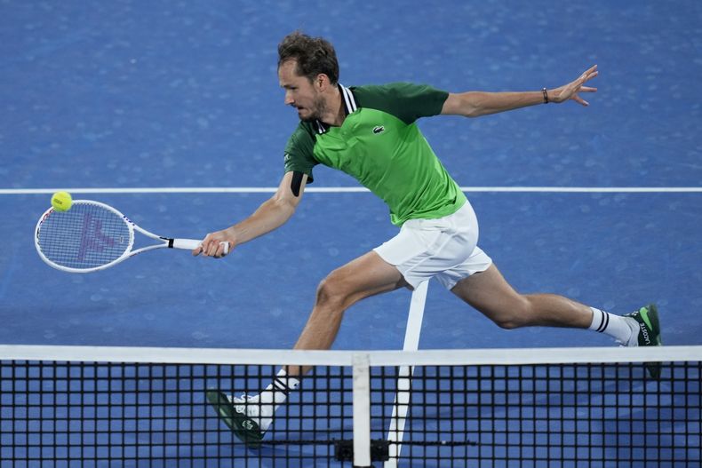 Daniil Medvedev devuelve ante Alejandro Davidovich Fokina en los cuartos de final del torneo de Dubái, el jueves 29 de febrero de 2024, en los Emiratos Árabes Unidos. (AP Foto/Kamran Jebreili)