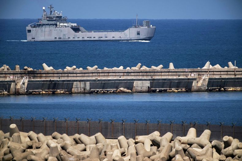 Un barco de la Armada israelí navega por el Mediterráneo el 2 de octubre de 2025, en dirección al puerto de Ashdod, Israel. (AP Foto/Leo Correa)