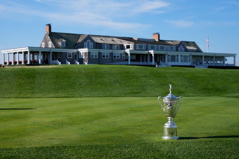 ARCHIVO - El trofeo del Abierto de Estados Unidos de golf aparece frente a la casa club del Shinnecock Hills Golf Club, el 15 de septiembre de 2025, en Southampton, N.Y. (AP Foto/Seth Wenig, Archivo)