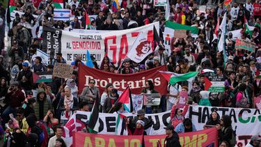 Manifestantes propalestinos protestan para mostrar su solidaridad con el pueblo palestino que vive en Gaza, el miércoles 7 de octubre de 2026, en Bogotá, Colombia. (Foto AP/Fernando Vergara)