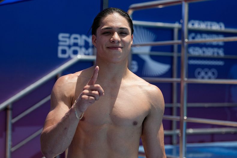 El mexicano Osmar Olvera celebra tras ganar la medalla de oro del trampolín de 1 metros de los clavados de los Juegos Centroamericanos y del Caribe, el jueves 30 de julio de 2026, en Santo Domingo. (AP Foto/Fernando Vergara)