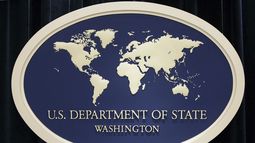 ARCHIVO – El emblema del Departamento de Estado de Estados Unidos, en la sede del organismo en Washington, el 10 de agosto de 2006. (AP Foto/Charles Dharapak, Archivo)