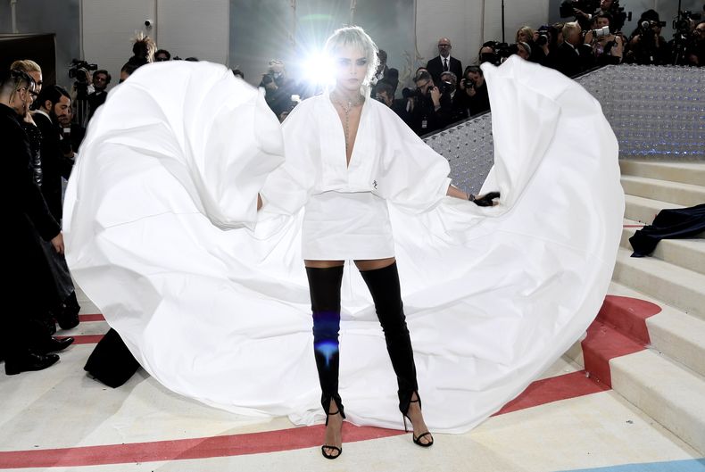 Cara Delevingne llega a la gala del Instituto del Vestido del Museo Metropolitano de Arte para celebrar la inauguración de la exposición Karl Lagerfeld: A Line of Beauty el lunes 1 de mayo de 2023 en Nueva York. (Foto Evan Agostini/Invision/AP)