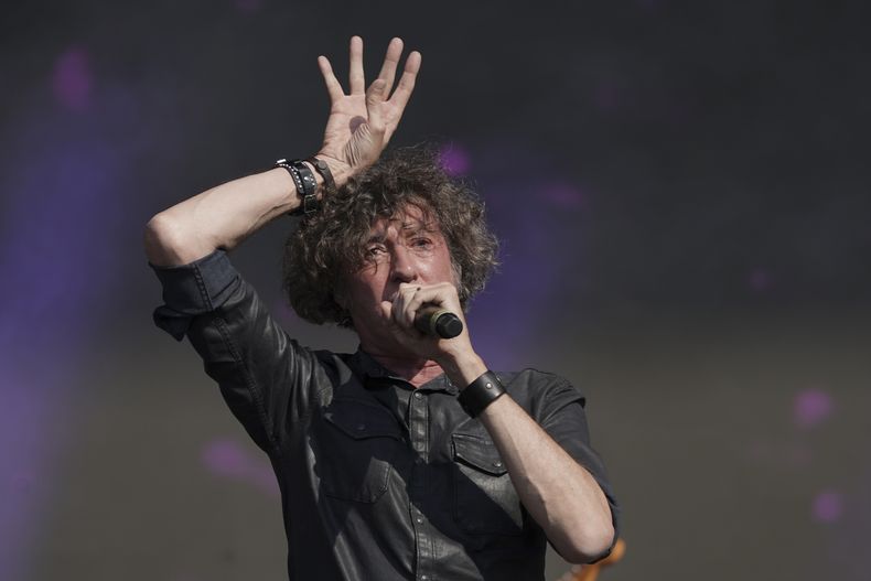 Roberto Musso de la banda uruguaya Cuarteto de Nos durante su presentación en la 25ª edición del festival de música Vive Latino en la Ciudad de México, el domingo 16 de marzo de 2025. (Foto AP/Aurea Del Rosario)