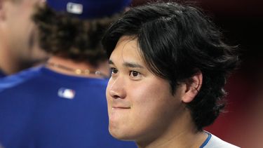 El jugador de doble vía de los Dodgers de Los Ángeles, Shohei Ohtani (17), contra los Diamondbacks de Arizona en la primera entrada de un partido de béisbol, el viernes 7 de agosto de 2026, en Phoenix. (Foto AP/Rick Scuteri)