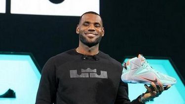 americateve | Los LeBron 12 causaron gran revuelo en las redes sociales principalmente por su colorido diseño. La edición anterior, LeBron 11, alcanzó los 300 millones de dólares en ventas, anunció Nike.