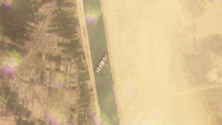 Imagen satelital del buque bloqueando el Canal. (Planet Labs Inc. via AP)