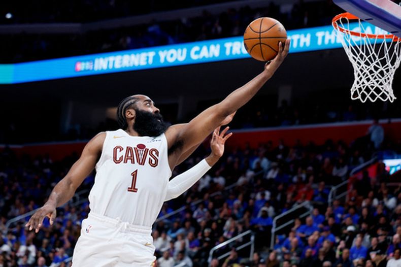James Harden, de los Cavaliers de Cleveland, dispara en el quinto partido de la semifinal de la Conferencia Este ante los Pistons de Detroit, el miércoles 13 de mayo de 2026 (AP Foto/Duane Burleson)