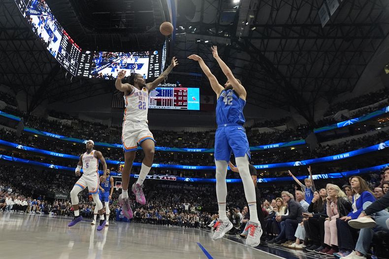 Maxi Klebber, de los Mavericks de Dallas, dispara frente a Cason Wallace, del Thunder de Oklahoma City, el viernes 17 de enero de 2025 (AP Foto/LM Otero)