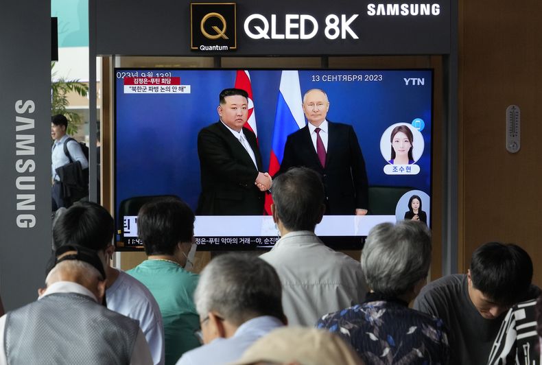 Una pantalla de televisión muestra una imagen de la reunión entre el presidente de Rusia, Vladímir Putin (derecha), y el líder de Corea del Norte, Kim Jong Un, en un noticiero, en la estación de tren de Seúl, en Corea del Sur, el 14 de septiembre de 2023. (AP Foto/Ahn Young-joon)