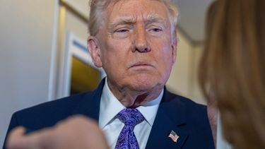 El presidente Donald Trump habla con periodistas durante un vuelo en el Air Force One desde su propiedad de Mar-a-Lago en Palm Beach, Florida, a la Base Conjunta Andrews, el domingo 30 de noviembre de 2025. (Foto AP/Alex Brandon)