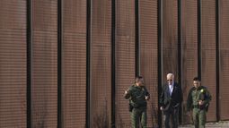 ARCHIVO - El presidente Joe Biden camina junto a agentes de la Patrulla Fronteriza en una zona de la frontera de Estados Unidos con México, en El Paso, Texas, el 8 de enero de 2023. (AP Foto/Andrew Harnik, Archivo)