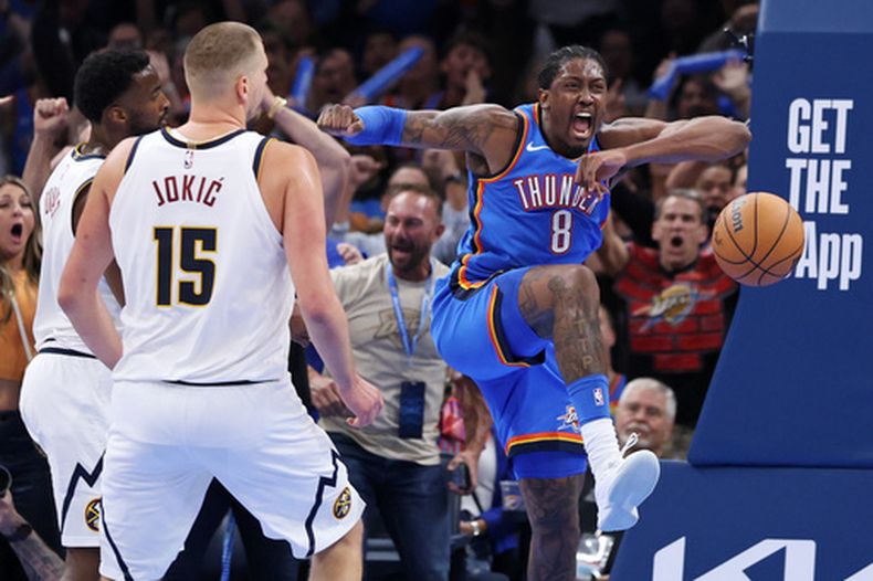 El guardia del Thunder de Oklahoma City, Jalen Williams (8), reacciona tras realizar una clavada cerca del pívot de los Nuggets de Denver, Nikola Jokic (15), y del delatero Alpha Diallo, a la izquierda, durante la segunda mitad de un partido de básquetbol de la NBA, el jueves 22 de octubre de 2026, en Oklahoma City. (Foto AP/Nate Billings)