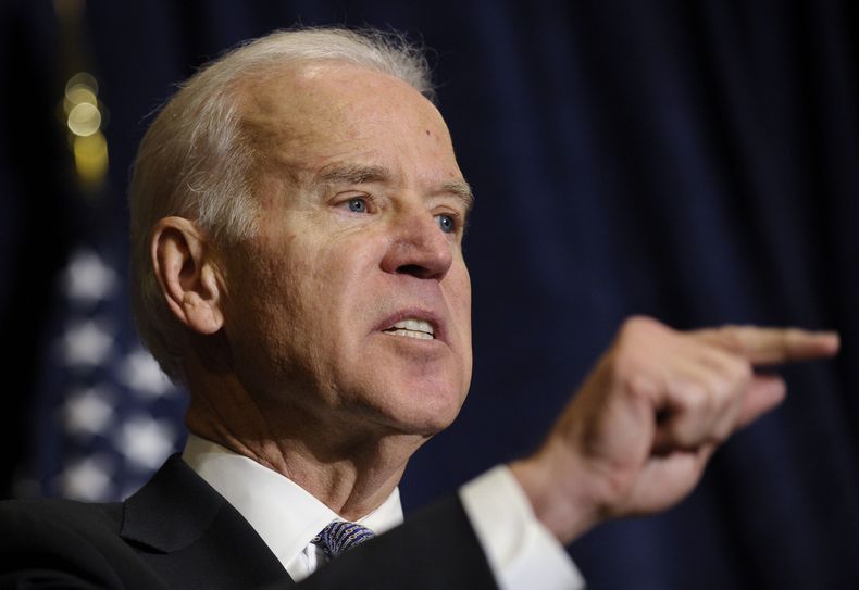 El vicepresidente estadounidense Joe Biden da un discurso ante l&iacute;deres dem&oacute;cratas en Washington, el jueves 27 de febrero de 2014. (Foto AP/Susan Walsh)