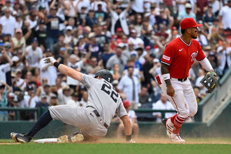 Ben Rice, de los Yankees de Nueva York (izquierda), se desliza en la tercera base para un triple de dos carreras impulsadas mientras el tercera base de los Nacionales de Washington, Jorbit Vivas (derecha), espera el lanzamiento durante la octava entrada de un partido de béisbol, el domingo 12 de julio de 2026, en Washington. (Foto AP/John McDonnell)