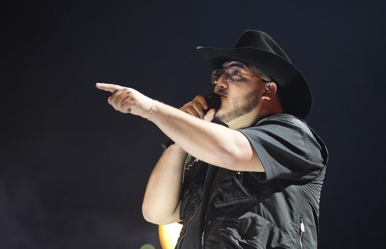 Adelaido Solís Payo de Grupo Frontera durante su presentación en los Latin American Music Awards el 20 de abril de 2023 en la arena MGM Grand Garden en Las Vegas. (Foto AP/John Locher)