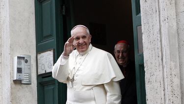 americateve | El papa Francisco saluda al salir de la Iglesia de Jes&uacute;s en Roma tras celebrar misa con los jesu&iacute;tas el viernes, 3 de enero del 2014. (Foto AP/Riccardo De Luca)
