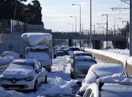 retiran vehiculos varados durante dias por nieve en grecia
