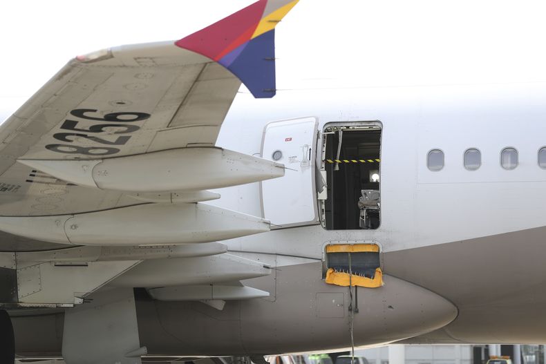 Un avión de Asiana Airlines con la puerta abierta está estacionado en el Aeropuerto Internacional de Daegu. Corea del Sur, viernes 26 de mayo de 2023. Un pasajero abrió una puerta en un avión de Asiana Airlines en vuelo, que pudo aterrizar sin problemas en un aeropuerto surcoreano, dijeron funcionarios de la aerolínea y el gobierno. (Yun Kwan-shick/Yonhap via AP)