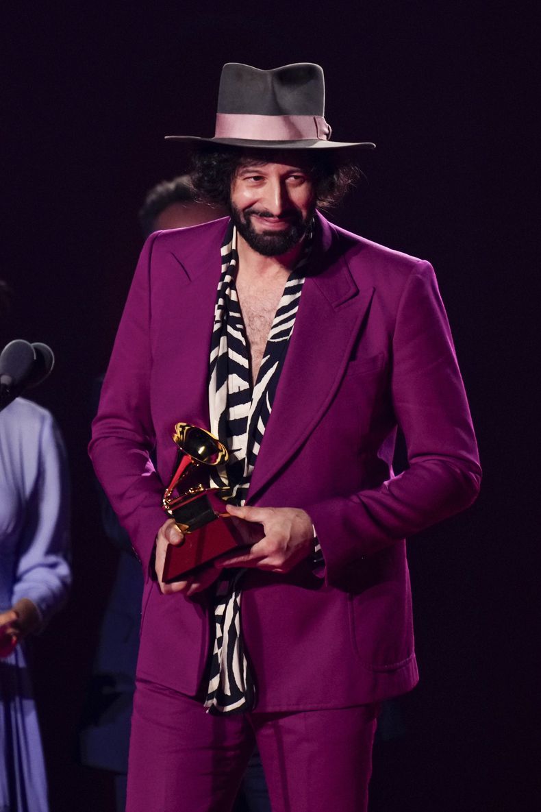 Adán Jodorowsky recibe el premio de grabación del año para De todas las fores a nombre de Natalia Lafourcade en la 24a entrega anual del Latin Grammy en Sevilla, España, el 16 de noviembre de 2023. (Foto José Bretón/Invision/AP)