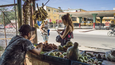 Ni con ejercito de policías e inspectores el régimen evita violaciones de tope de precios en Cuba