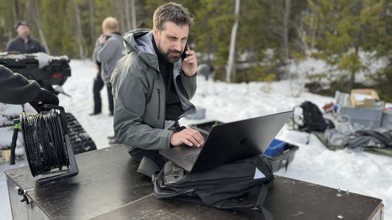 En esta imagen sin fecha, emitida por SVT, se muestran las preparaciones en Junsele, Suecia, para la para la transmisión en vivo de “La gran migración de los alces, que documenta la migración manual de esos mamíferos cerca de Kullberg, en el norte de Suecia. (SVT vía AP)