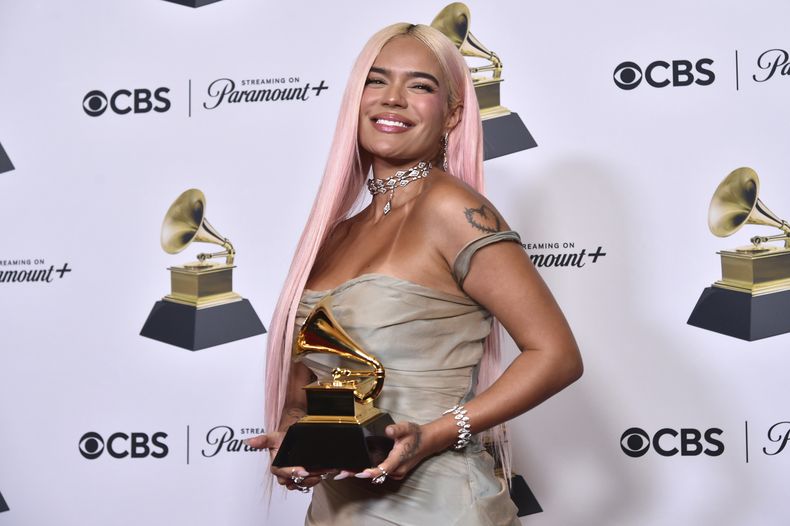 Karol G posa en la sala de prensa con el premio al mejor álbum de música urbana por Mañana será bonito en la 66a entrega anual del Grammy el domingo 4 de febrero de 2024 en Los Ángeles. (Foto Richard Shotwell/Invision/AP)