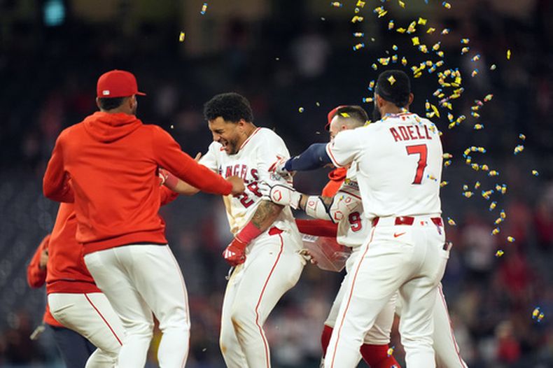 José Siri, centro, de los Angelinos de Los Ángeles, celebra con sus compañeros de equipos después de pegar un sencillo decisivo contra los Astros de Houston durante la décima entrada del juego de béisbol de Grandes Ligas, el miércoles 10 de junio de 2026, en Anaheim, California. (AP Foto/Scott Strazzante)