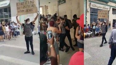 joven sale en pleno bulevar de san rafael de la habana con un cartel con el texto no mas represion