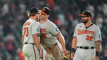 El lanzador relevista de los Orioles de Baltimore, Cam Sanders (izquierda), celebra con Pete Alonso (centro) y Christian Encarnacion-Strand (derecha) después de un partido de béisbol contra los Astros de Houston, el sábado 18 de julio de 2026, en Houston. (Foto AP/Karen Warren)