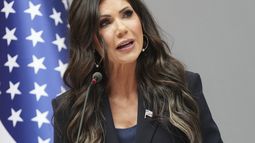 La secretaria de Seguridad Nacional de EEUU, Kristi Noem, se dirige a los medios de comunicación durante una visita al puerto de Amberes en Amberes, Bélgica, el miércoles 10 de septiembre de 2025. (AP Foto/Virginia Mayo)