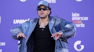 ARCHIVO - Ryan Castro llega a los Latin American Music Awards el jueves 20 de abril de 2023, en la Arena MGM Grand Garden en Las Vegas. Castro incluyó un tema de salsa en su nuevo álbum, El cantante del ghetto. (Foto AP/John Locher, archivo)