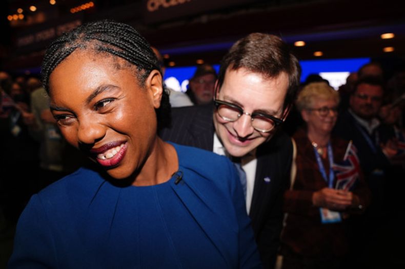 La dirigente de los conservadores británicos Kemi Badenoch con su esposo Hamish Badenoch, en la conferencia del partido en Birmingham, Inglaterra, el 7 de octubre del 2026. (Jacob King/Pool Photo via AP)