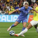 La francesa Eugenie Le Sommer pelea por el balón con la brasileña Rafaelle en el encuentro del Grupo F de la Copa Mundial femenina en Brisbane, Australia el sábado 29 de julio del 2023. (AP Foto/Tertius Pickard)
