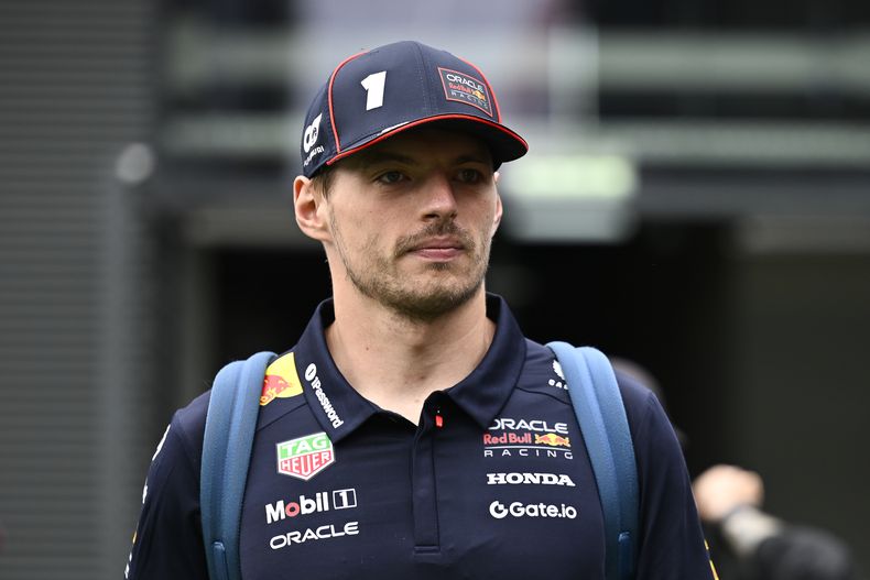 El piloto neerlandés Max Verstappen de la escudería Red Bull camina en el paddock del Hungaroring el domingo 3 de agosto del 2025. (AP Foto/Denes Erdos)