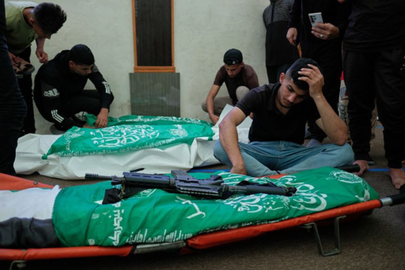 Funeral del miliciano de Hamás Imad al-Salem, su esposa e hija, que murieron en un ataque militar israelí, en la mezquita Al-Shafii en Gaza, el 28 de mayo de 2026. (Foto AP/Jehad Alshrafi)