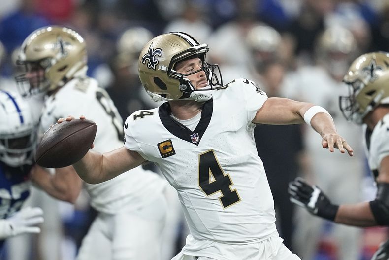 El quarterback de los Saints de Nueva Orleans Derek Carr lanza el balón frente a los Colts de Indianápolis el domingo 29 de octubre del 2023. (AP Foto/Darron Cummings)