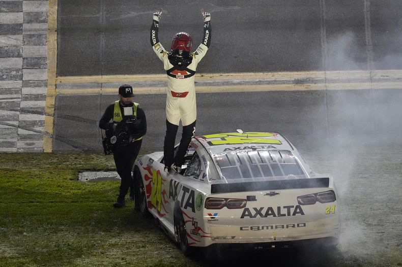 William Byron celebra tras ganar las 500 Millas de Daytona con el equipo Hendrick Motorsports en el Daytona International Speedway el lunes 19 de febrero del 2024. (AP Foto/Chris OMeara)