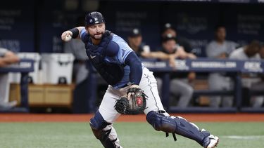 Fuente AP: Guardianes firman al cátcher Mike Zunino
