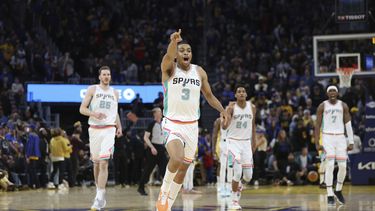Spurs superan a Warriors con enceste agónico de Johnson