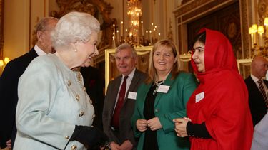 americateve | La reina Isabel II de Inglaterra se re&uacute;ne con Malala Yusafzai durante una recepci&oacute;n en el Palacio de Buckingham, en Londres, el viernes 18 de octubre de 2013. (Foto AP/Yui Mok, Pool)