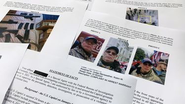 ARCHIVO - Declaración de hechos que sustentan la orden de arresto de Rodney Milstreed, de Finksburg, Maryland, en foto del 24 de mayo de 2022. Milstreed fue condenado a cinco años prisión el viernes 22 de setiembre de 2023 por atacar a un fotógrafo de AP y agentes de policía durante el asalto al Capitolio del 6 de enero de 2021. (AP Foto/Jon Elswick, File)