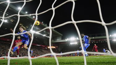 Con dos autogoles de Faes, Liverpool somete 2-1 a Leicester