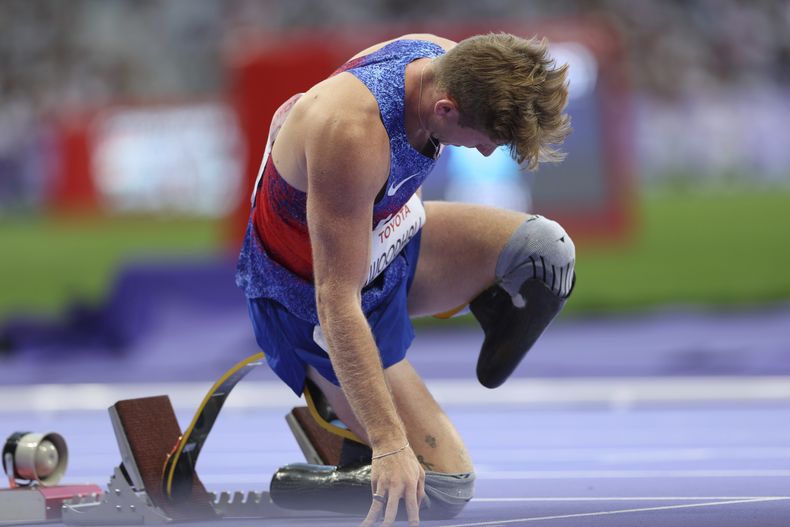 El estadounidense Hunter Woodhall se prepara para correr los 400 metros en la categoría T62 de los Juegos Paralímpicos en París, el viernes 6 de septiembre de 2024 (AP Foto/Kileigh Kane)