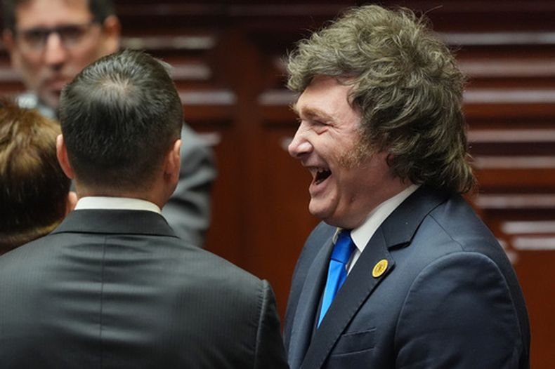El presidente argentino Javier Milei ríe durante la toma de posesión de la nueva presidenta de Perú, Keiko Fujimori, el martes 28 de julio de 2026, en Lima, Perú. (AP Foto/Guadalupe Pardo, foto compartida)