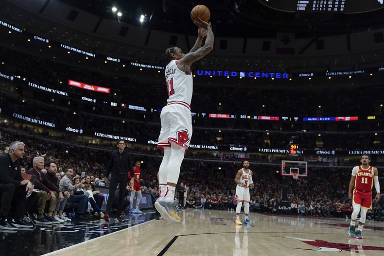 DeMar DeRozan, de los Bulls de Chicago, atina un triple en el encuentro del martes 26 de diciembre de 2023, ante los Hawks de Atlanta (AP Foto/Erin Hooley)