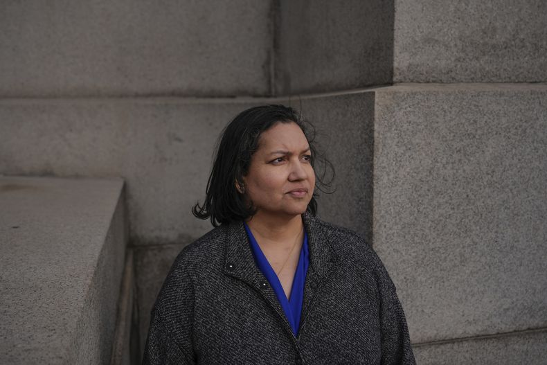 Karen Ortiz, jueza administrativa en la Comisión para la Igualdad de Oportunidades en el Empleo (EEOC, por sus siglas en inglés), posa para la cámara el miércoles 26 de febrero de 2025, en Nueva York. (AP Foto/Julia Demaree Nikhinson)