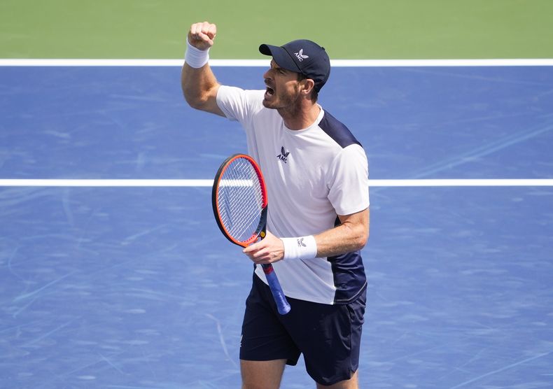 El británico Andy Murray, festeja en el duelo ante el italiano Lorenzo Sonego en el Abierto de Toronto, el martes 8 de agosto de 2023 (Mark Blinch/The Canadian Press via AP)